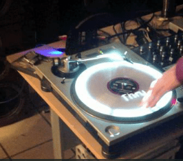 Video: Projektor Mappings auf TurntablesProjection mapping onto turntables
