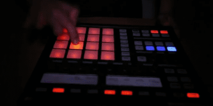 Video: DJ PRO-ZEIKO rockt eine Routine auf NI&#039;s Maschine