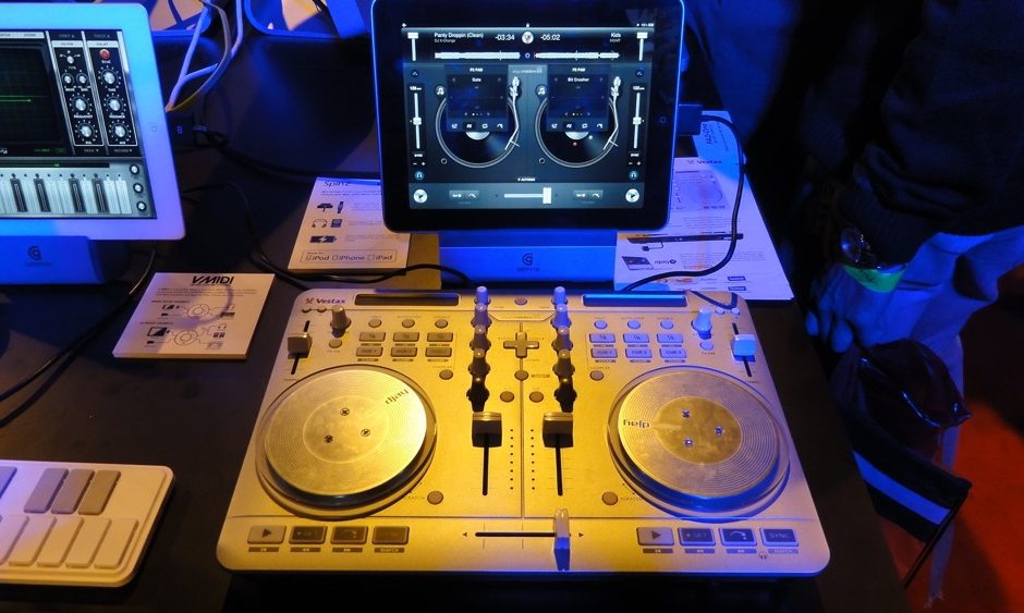Vestax Spin2 - Controller für iPad, iPhone oder iPod Touch, BPM-Show 2012Vestax SPIN2 - Check the difference of the controller for iPad, iPhone oder iPod Touch, BPM-Show 2012