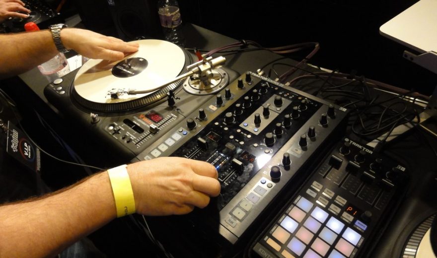 NI Traktor Kontrol Z2 - Erste Eindrücke vom NI Battlemixer, BPM-Show 2012NI Traktor Kontrol Z2 - First impressions of the NI Battlemixer, BPM-Show 2012