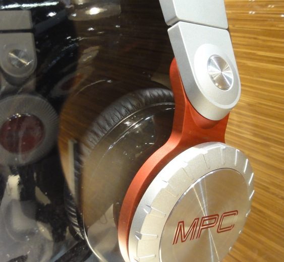 NAMM 2013: AKAI MPC Kopfhörer - MetallmonsterNAMM 2013: AKAI MPC Headphones
