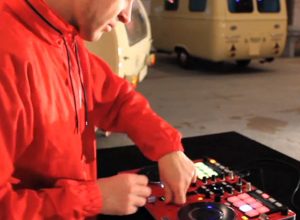 Video: DJ Rasp &amp; DJ Top Bill Showcase mit dem Vestax VCI-380Video: DJ Rasp &amp; DJ Top Bill routine with Vestax VCI-380