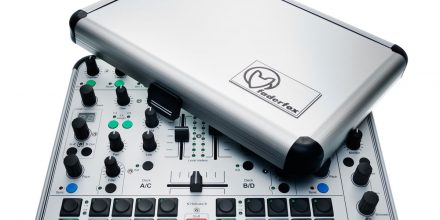 Faderfox DJ44 - Ein DJ-Controller samt CaseFaderfox DJ44 - DJ-Controller in a metal case