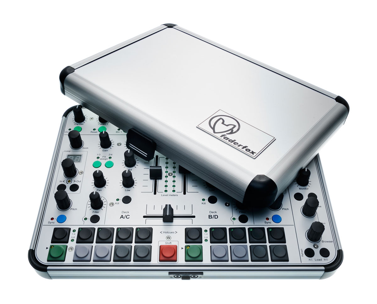 Faderfox DJ44 - Ein DJ-Controller samt CaseFaderfox DJ44 - DJ-Controller in a metal case