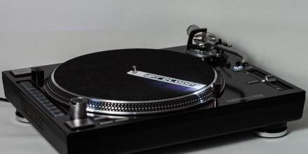Test: Reloop RP-8000 - Plattenspieler mit integriertem MIDI-Controller