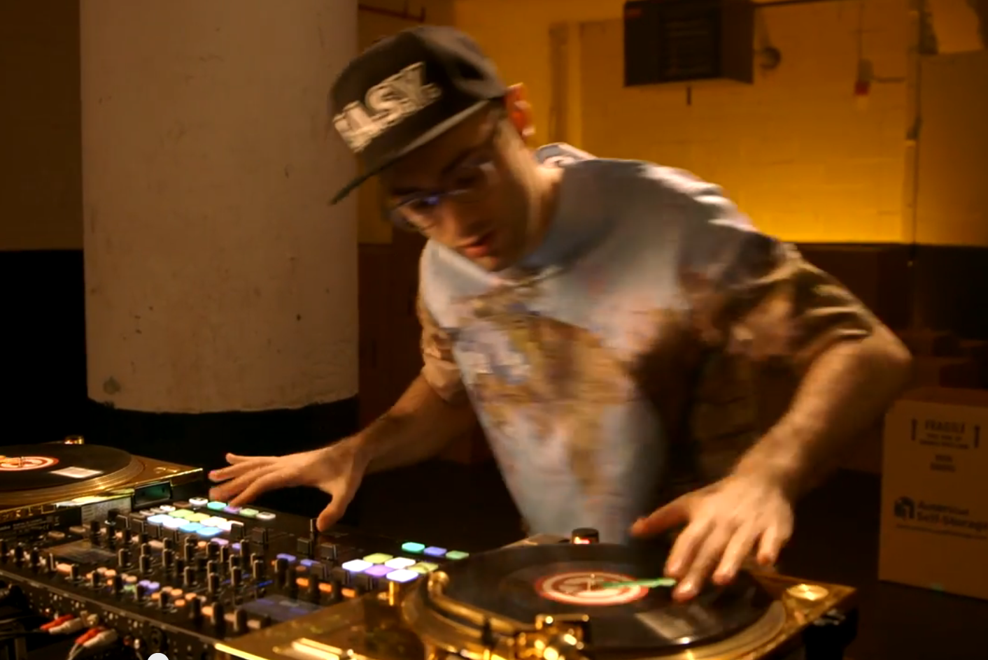 Video: DJ Shiftee, 2 Turntables und der S8