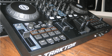 NI Traktor Kontrol S4 - Teil 1: Erstkontakt