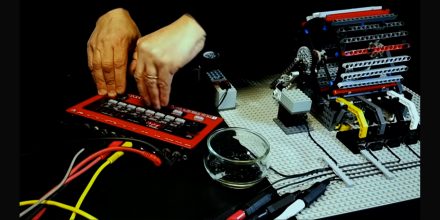 Inspiriert von Da Vinci: Tamburo Meccanico XXI ist ein Drum-Sequenzer aus LEGO