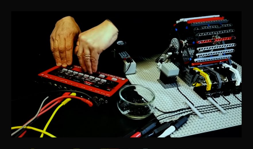 Inspiriert von Da Vinci: Tamburo Meccanico XXI ist ein Drum-Sequenzer aus LEGO