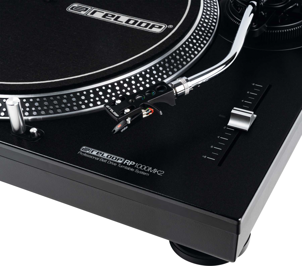 Der DJ-Plattenspieler RP-1000 MK2 von Reloop.
