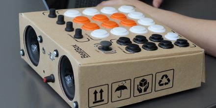 Rhythmo BeatBox ist eine Drummachine aus Pappe