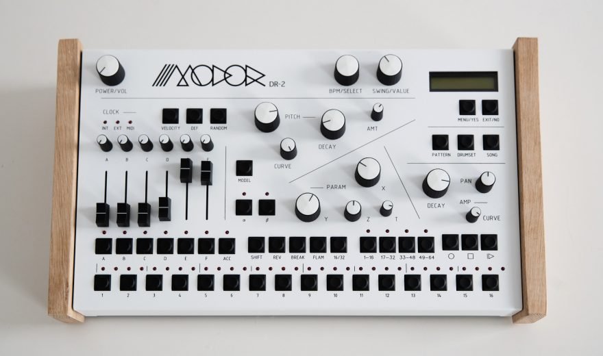 Modor DR-2: Drumsynthesizer und 128-Step Sequencer