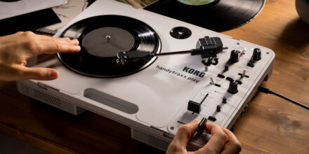 KORG handytraxx: Mobiler DJ-Plattenspieler mit integriertem Lautsprecher