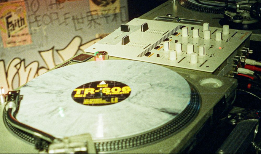 Roland und Serato feiern TB-303 und TR-606 mit Vinyl-Release