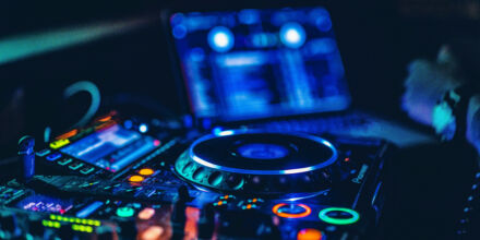 Twitch: DJs müssen in Zukunft Abgaben an Labels zahlen
