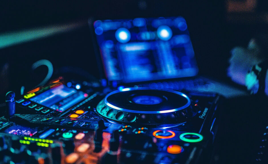 Twitch: DJs müssen in Zukunft Abgaben an Labels zahlen