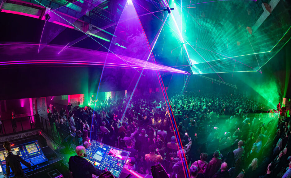 Vektor Live im Kraftwerk Berlin: Laser, Licht, Musik und Hingabe 