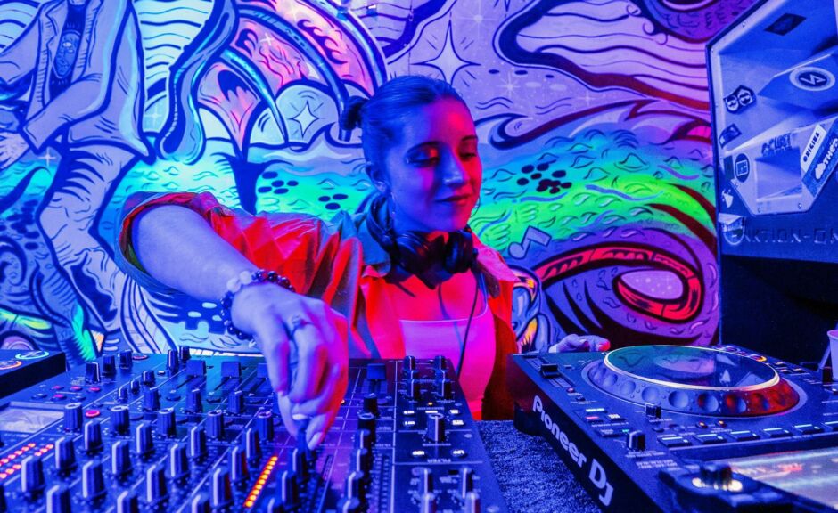 FLINTA* in der DJ-Branche: Herausforderungen und Chancen