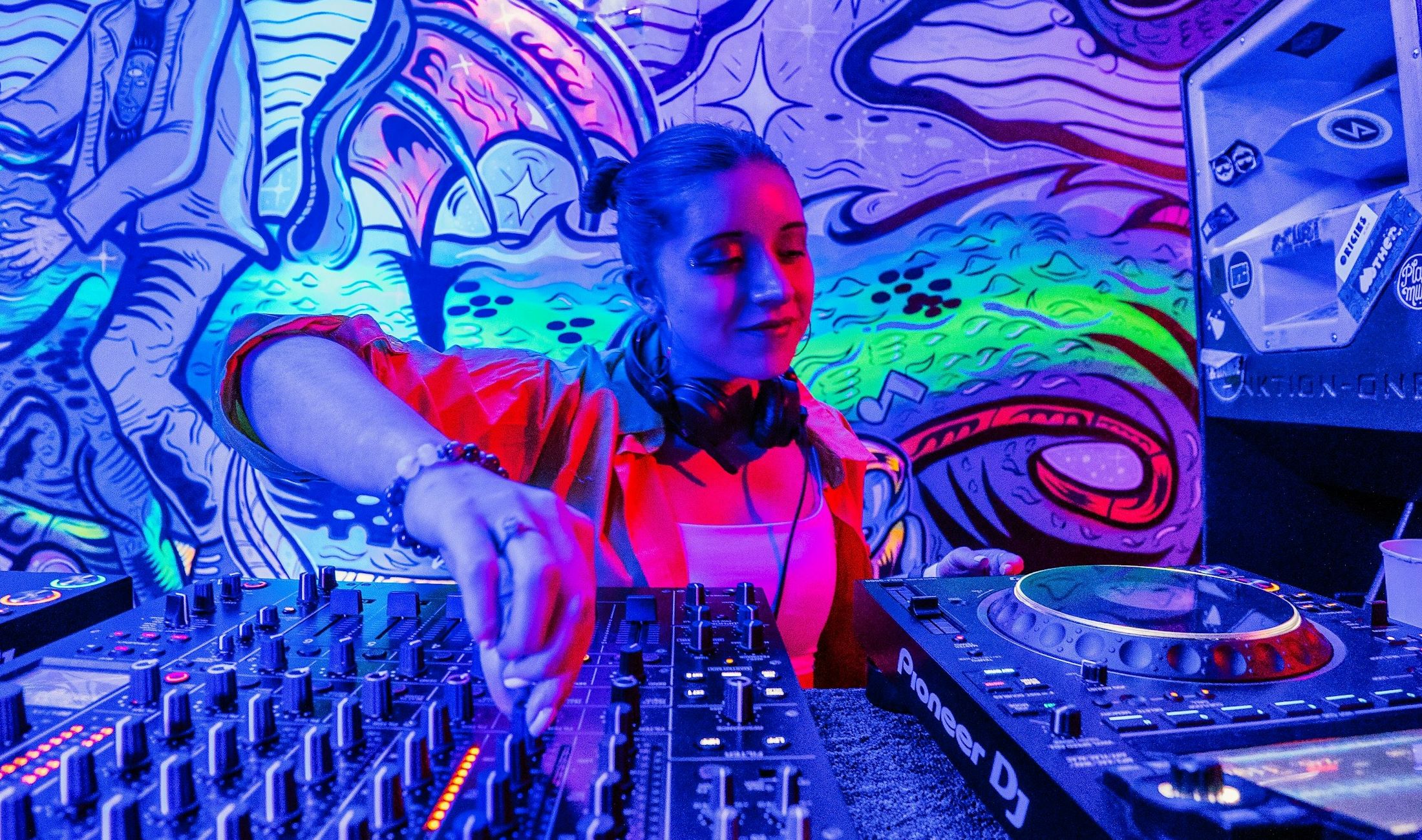 Die Drum&Bass FLINTA* Artist Association will FLINTA DJs im deutschprachigen Raum sichtbarer machen.