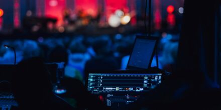 PlugIn: Neue Technikförderung für Clubs von der Initiative Musik