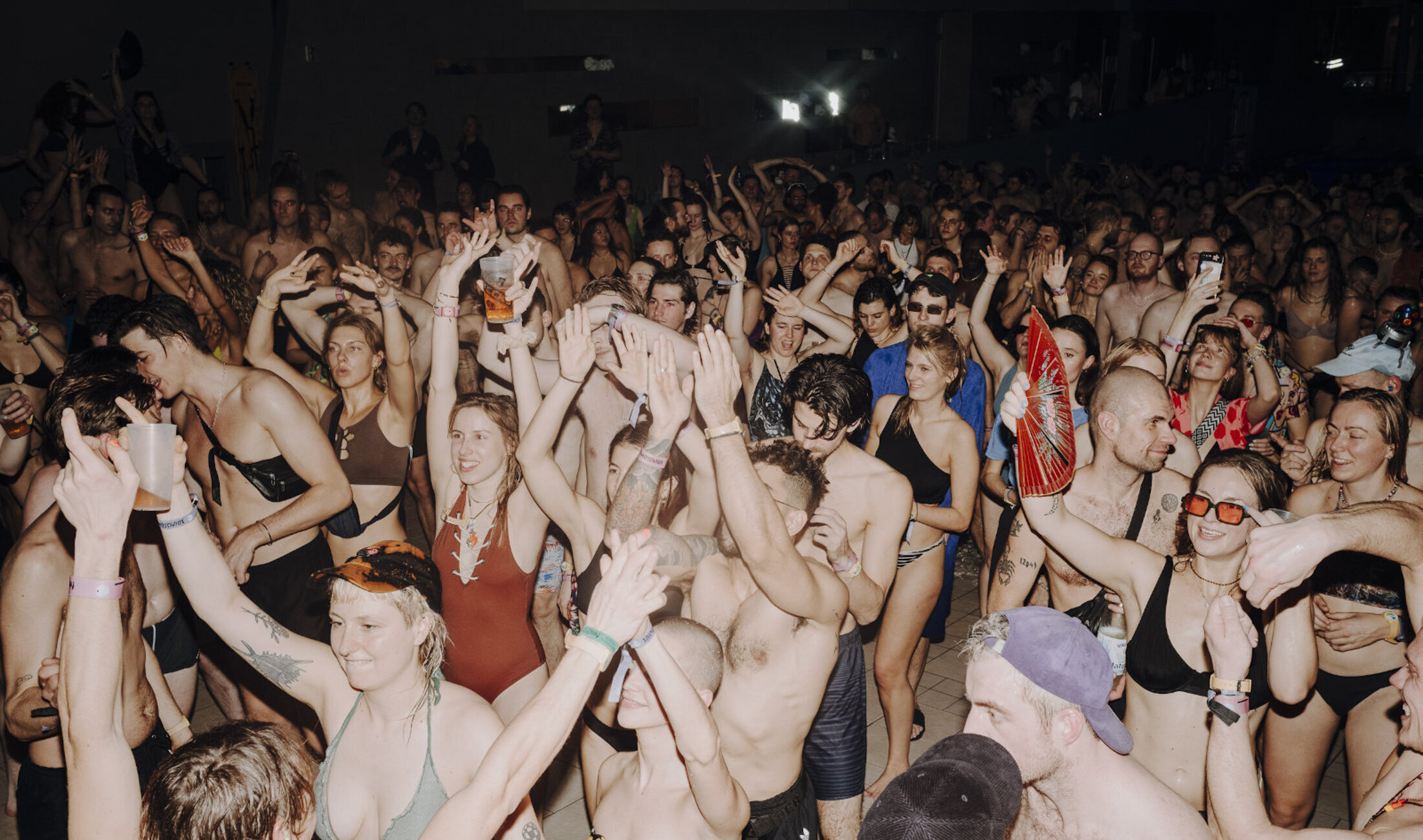 Menschen im Badeanzug tanzen im Dunkeln auf Nachtiville-Festival