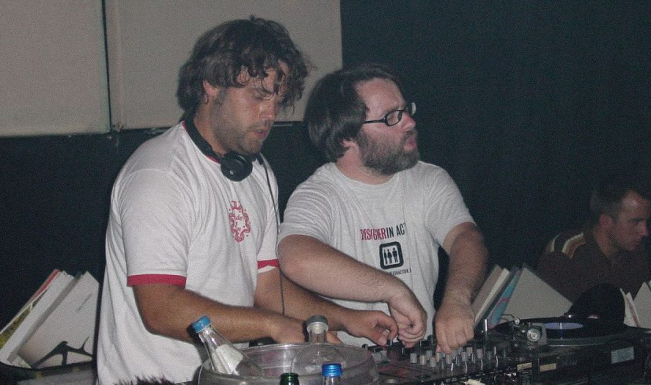 Wighnomy Brothers legen bei einem Auftritt auf