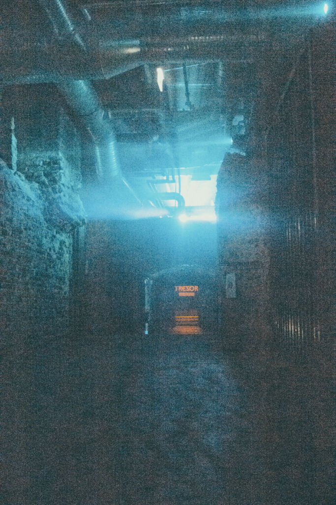 Ein nebeliger Flur im Tresor.West. Man sieht einen Eingang mit dem Logo des Tresors darüber.