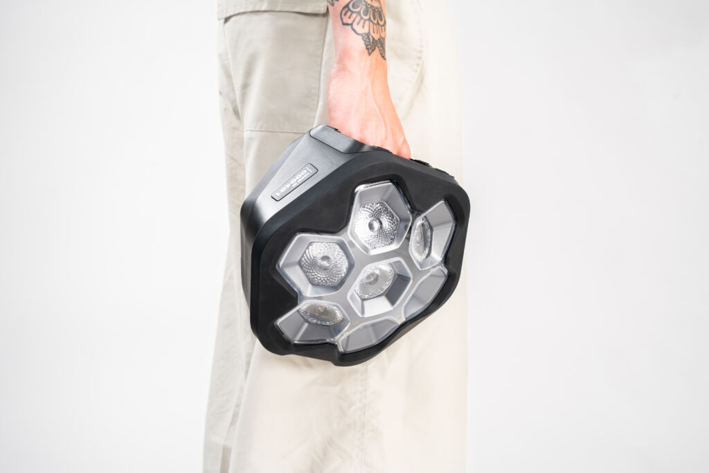 Soundboks Lightboks in der Hand