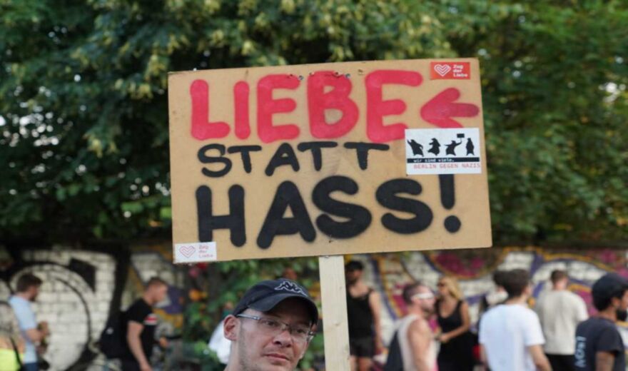 Kein Hass nur Bass: Kölner Initiative bringt ihre Botschaft auf den Zug der Liebe