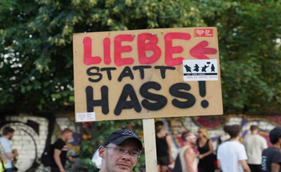 Kein Hass nur Bass: Kölner Initiative bringt ihre Botschaft auf den Zug der Liebe