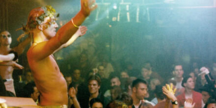 OMEN-Ausstellung im MOMEM: Die Legende kehrt zurück