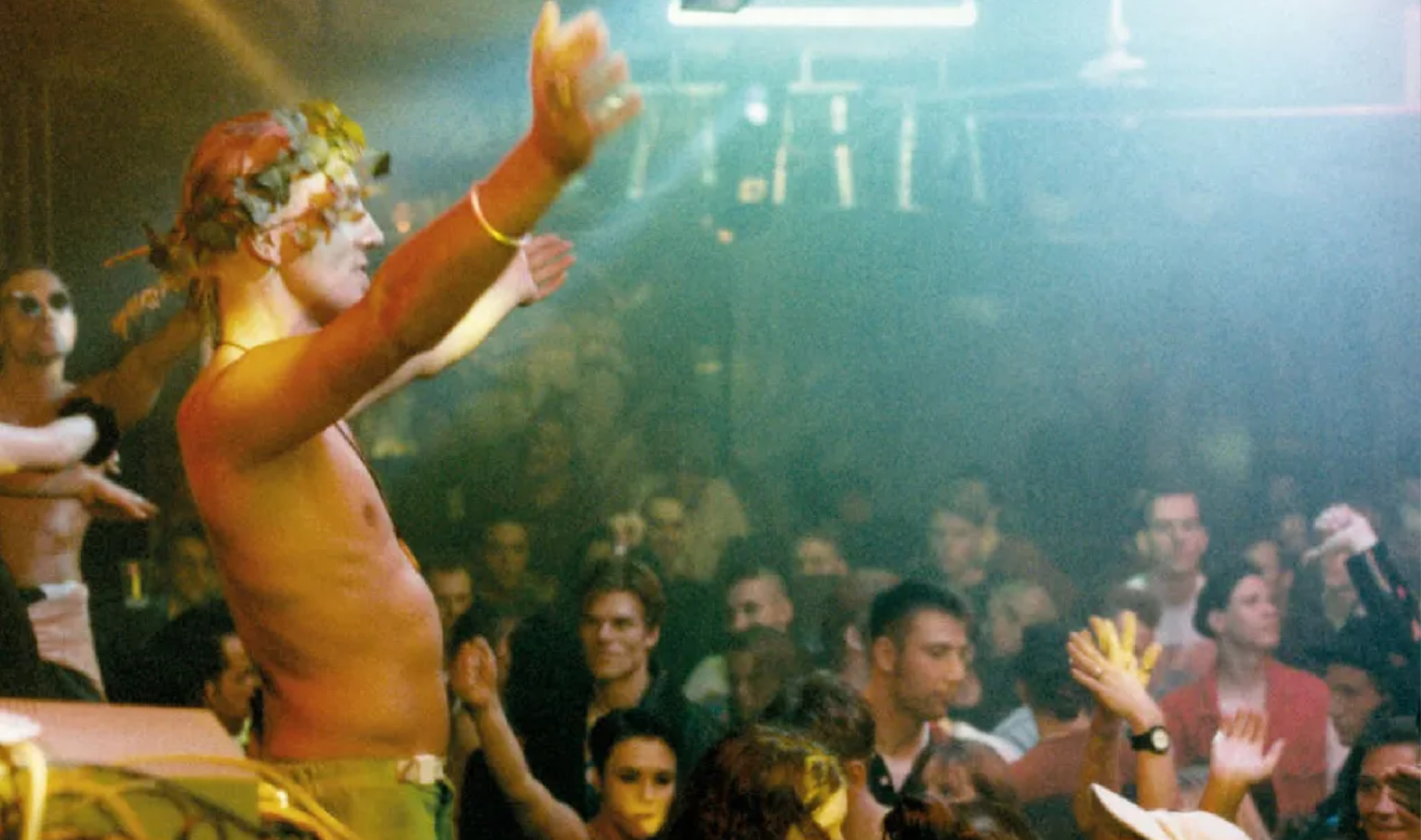 Die Legende kehrt zurück: OMEN-Ausstellung im MOMEM