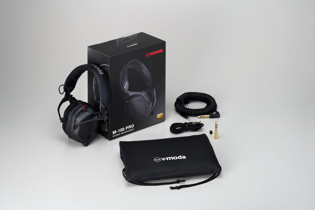 Der V-Moda M-100 Pro wird mit zwei verschiedenen Kabeln und einem Adapter geliefert.