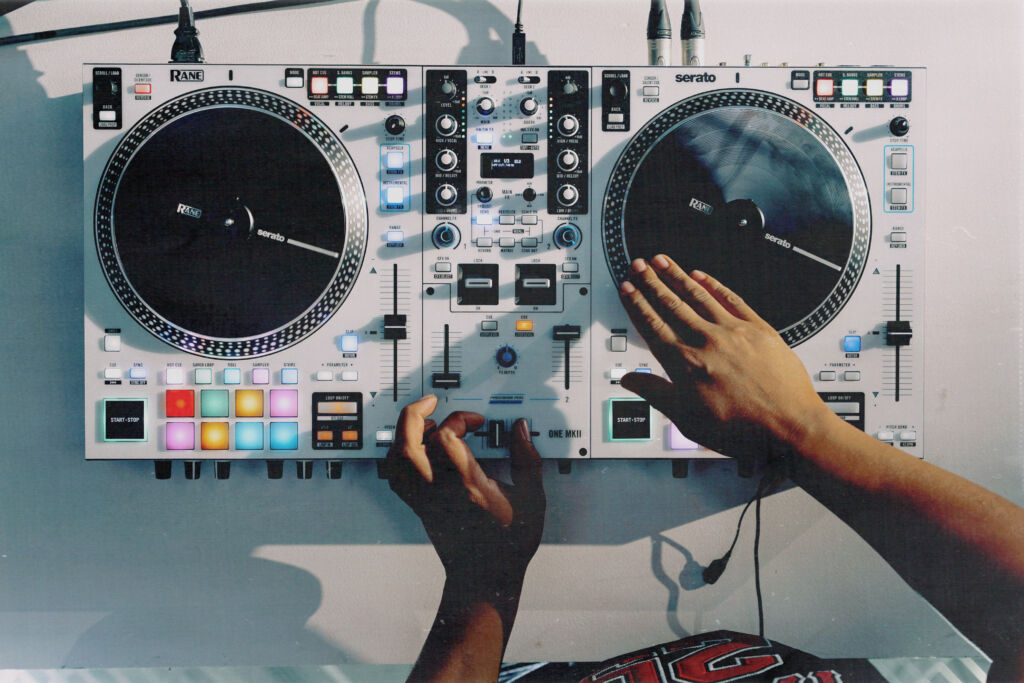 Der Rane One MKII kommt ganz in Weiß und bietet motorisierte Plattenteller.
Rane One MKII Draufsicht