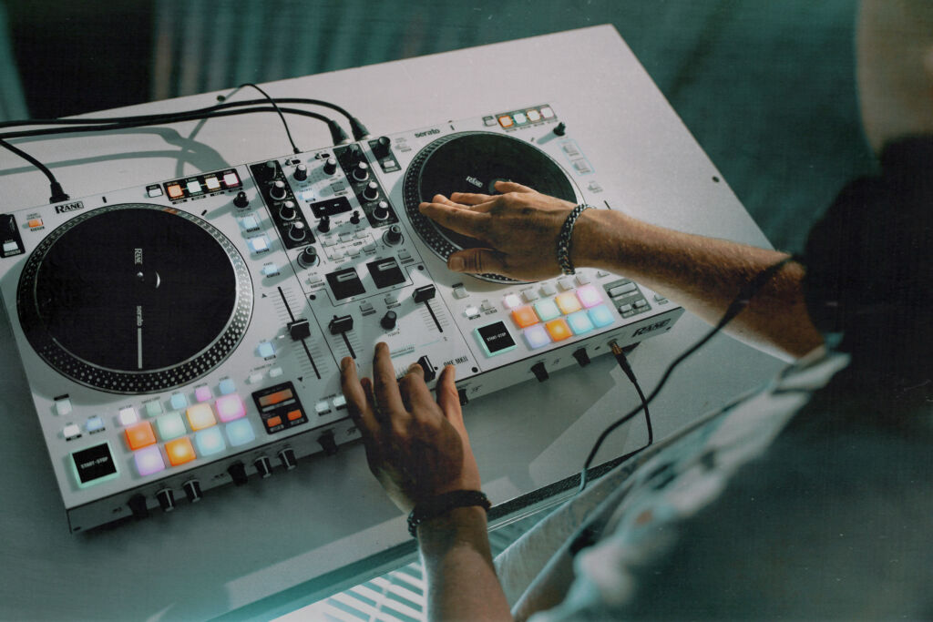 In der Mixersektion sind 29 Onboard-Effekte integriert.
Rane One MKII Draufsicht