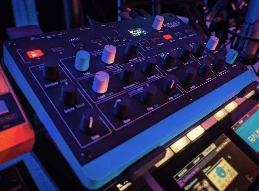 Der Waldorf Protein ist ein sehr kompakter Wavetable-Synthesizer, der mit vier unabhängigen Layern und einer umfangreichen Modulationssektion erstaunlich viel klangliche Tiefe auf kleinem Raum bietet.

Waldorf Protein im Studio von vorne links.
