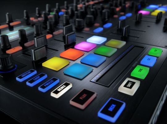 Traktor Kontrol S8 - Decks