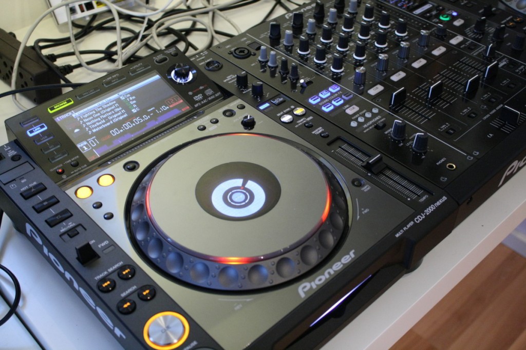 CDJ-2000 nexus im Set mit DJM-900 nexus Mixer
