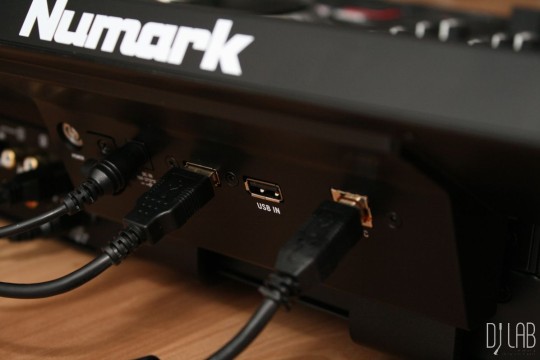 Numark NS7 III - Versteckte USB-Buchse
