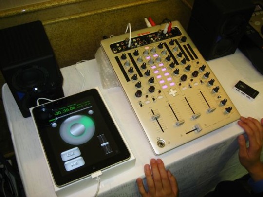 Mixer mit MIDI-Tasten und obenliegender DVS-Schleife (Prototyp, der nie realisiert wurde)